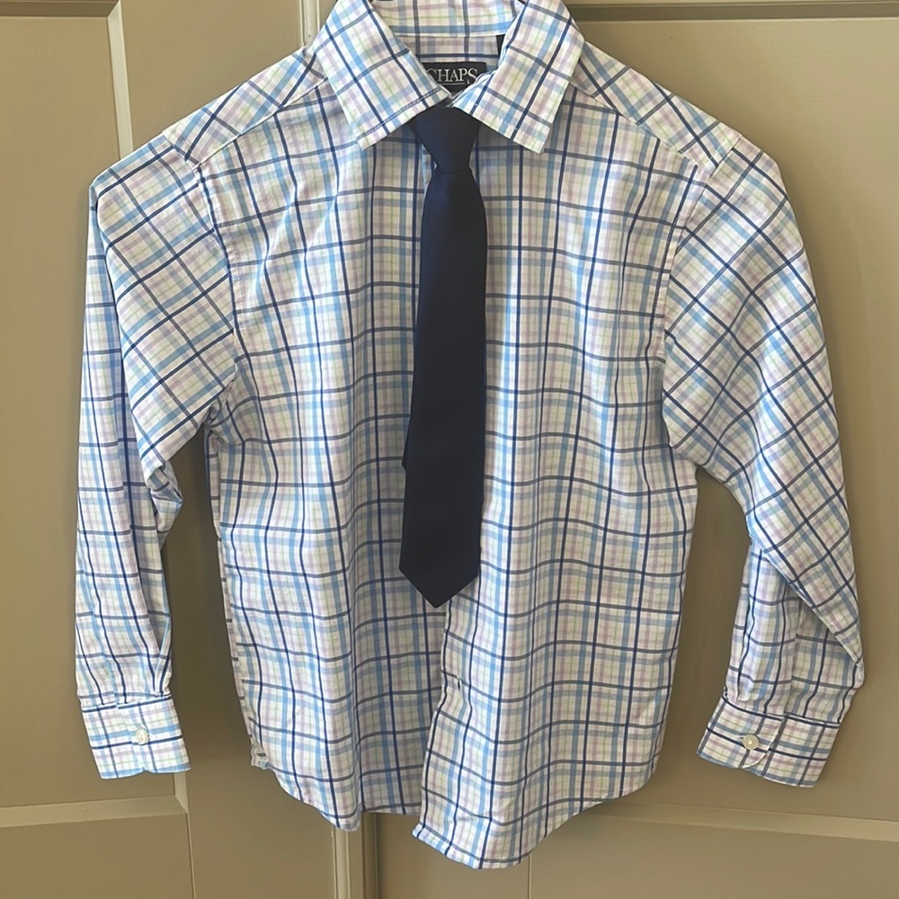 Like new, worn once Chaps size XS (6-7) boys dress shirt and tie